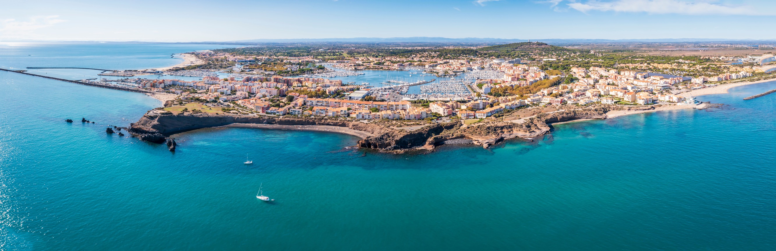 quai en bois brun sur la mer pendant la journée