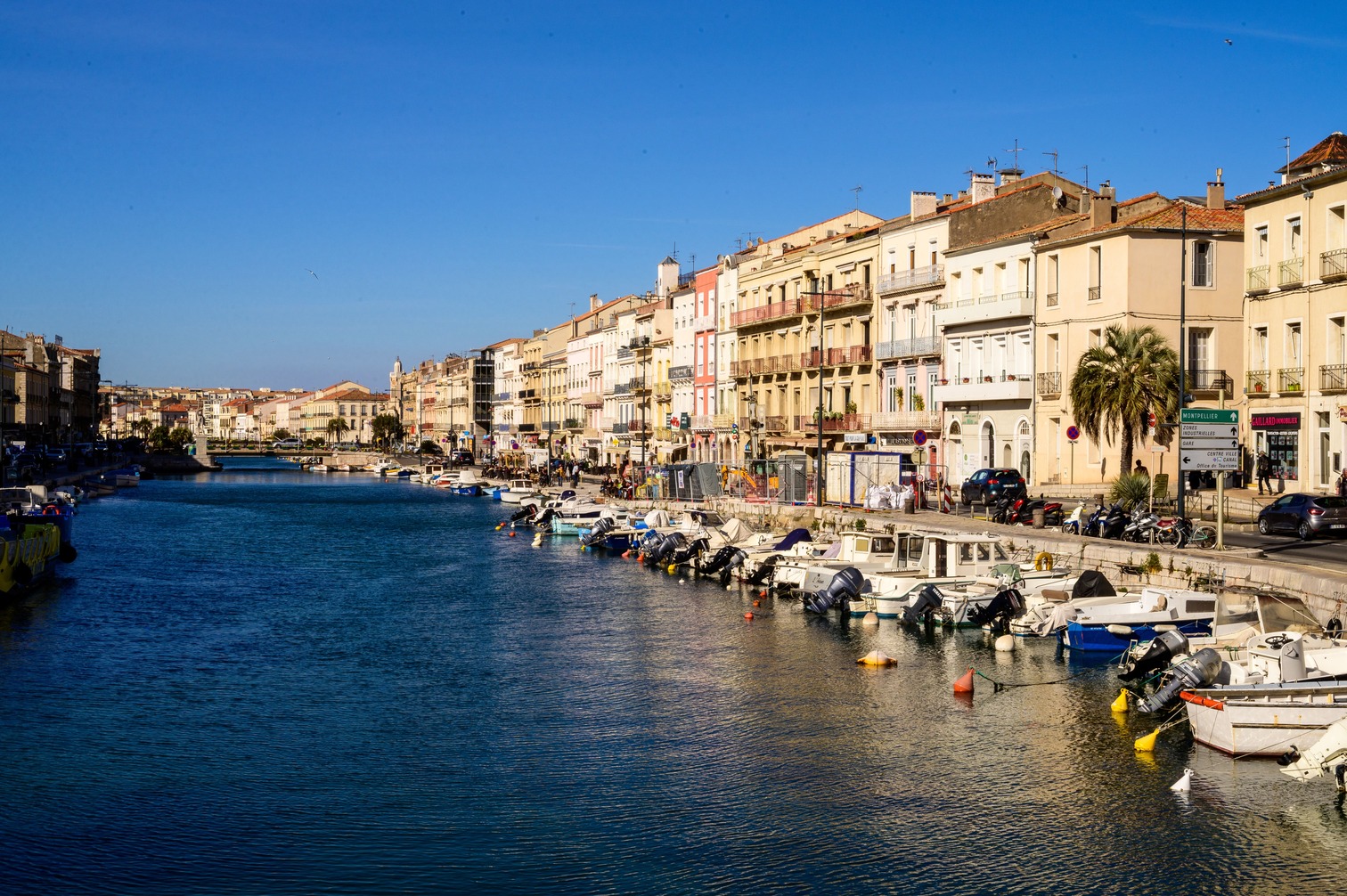 quai en bois brun sur la mer pendant la journée