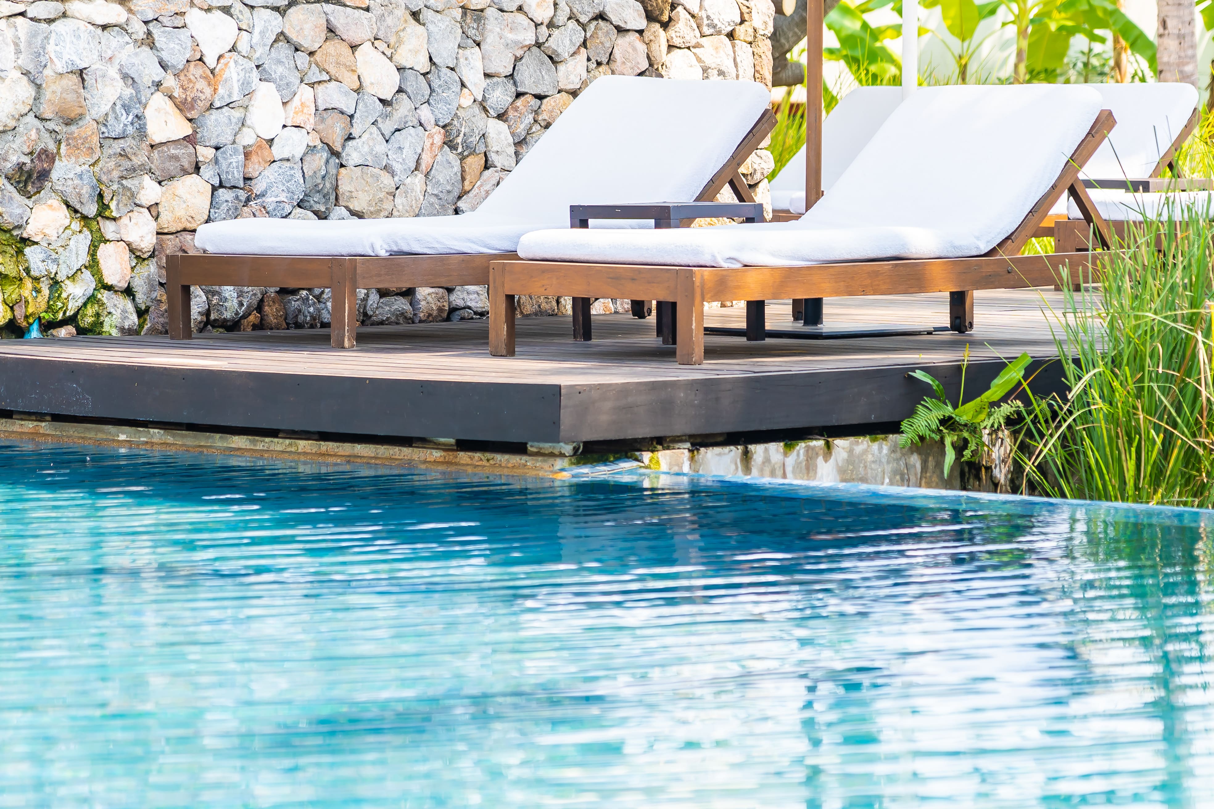 Transats en bord de piscine